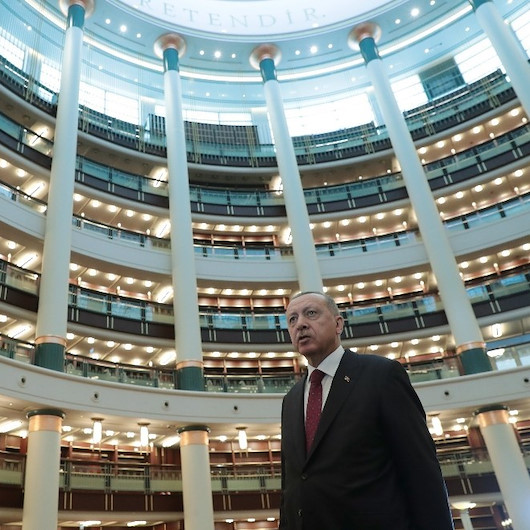Cumhurbaşkanı Erdoğan Külliye Kütüphanesinde incelemelerde bulundu