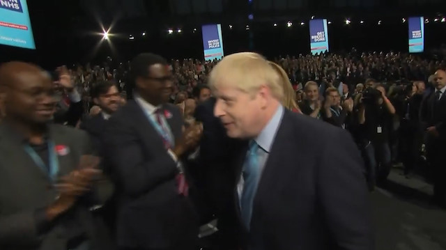 Boris Johnsondan tepki çeken ırkçılık: Siyahilerin elini sıkmadı