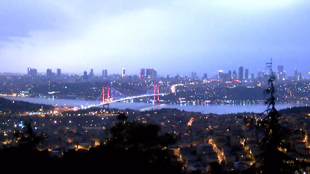 Şimşekler İstanbul semalarını aydınlattı
