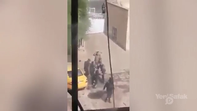 Irakta maskeli grup protestocuları öldüresiye dövdü