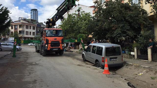 Ataşehirde yol çöktü otomobil çukura düştü
