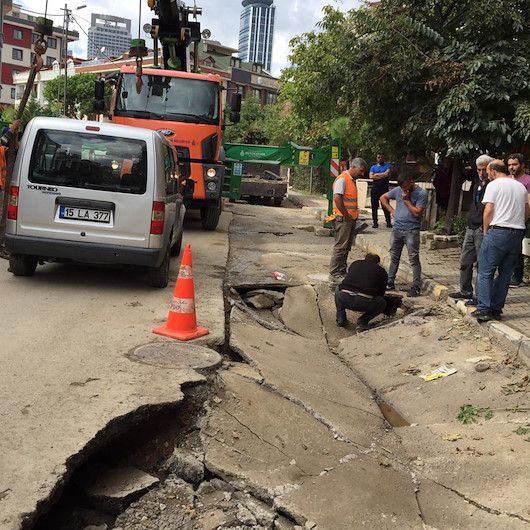 İstanbul Ataşehirde yol çöktü: Çukura düşen otomobili vinç çıkardı