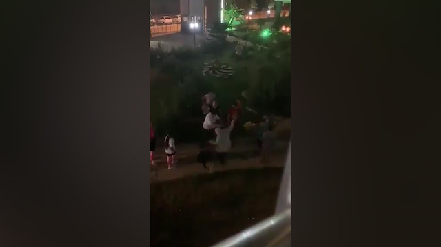 Mersinde insanlıktan utandıran görüntüler: Suriyeli küçük çocuğu dövüp annesine hakaret etti