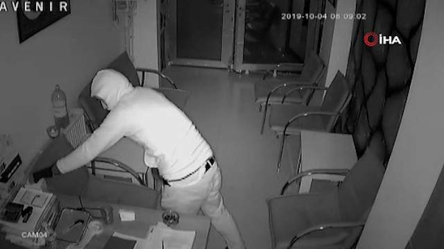 Soğukkanlı hırsız güvenlik kamerasına yakalandı