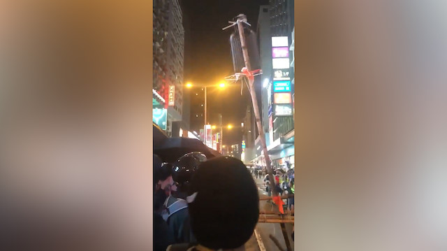 Hong Kongda eylemciler mancınıkla polise kiremit fırlattı