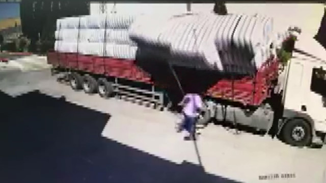 Üzerine pamuk balyaları düşen işçi ağır yaralandı