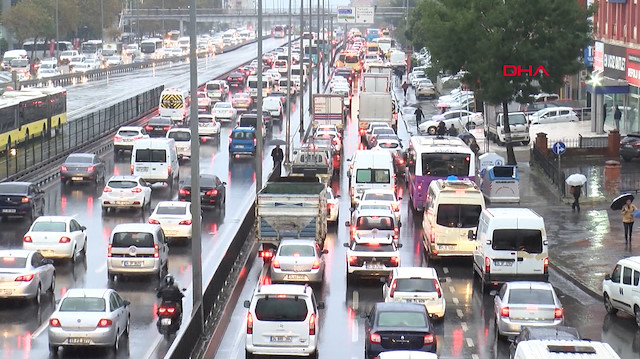 İstanbulda yağmur ve kazalar trafiği felç etti