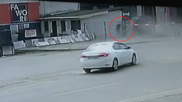 Kaza yapan otomobilin altında kalmaktan bir adımla kurtuldu
