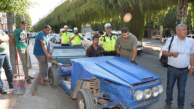 Adanada polisleri şaşırtan görüntü: Önü otomobil arkası at arabası