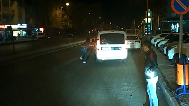 Polisler trafikte tartışırken, gözaltındaki şüpheli ekip aracıyla kaçtı