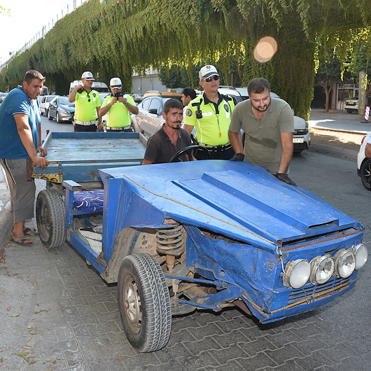 Adanada at arabası görünümlü otomobil trafik denetimine takıldı
