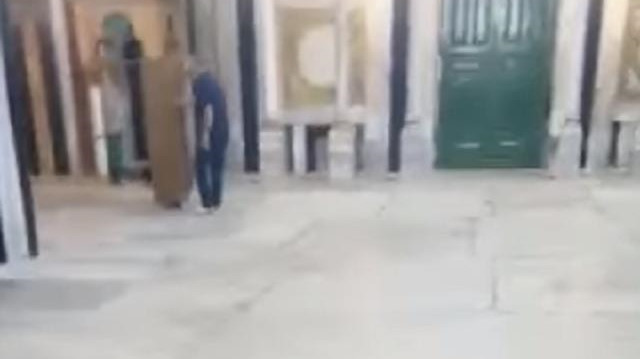 Camide halılar toplatıldı