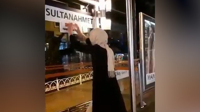 İBB'nin duraklarda Çince uygulamasına tepki: “Duraklardaki Çince yazıları biz söküyoruz İBB yeniden asıyor”
