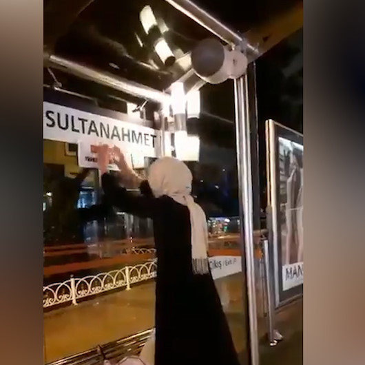 İBBnin duraklarda Çince uygulamasına tepki: “Duraklardaki Çince yazıları biz söküyoruz İBB yeniden asıyor”