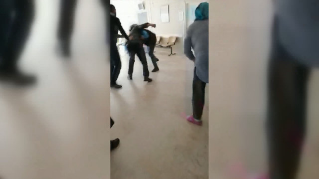 Sağlık ocağında doktorla hasta yakınının kavgası kamerada