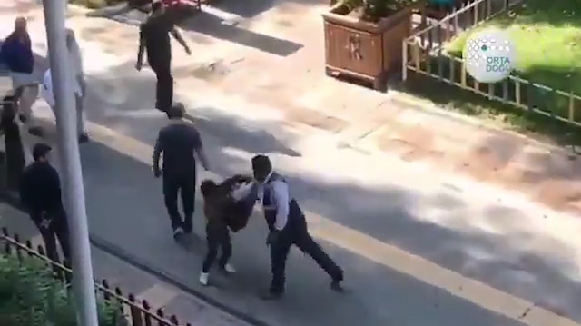 Vicdansız adam kağıt toplayıcısı küçük çocuğu dövdü