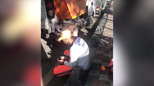 Çalışmaya başlamadan önce askerlerimiz için Kuran okuyan temizlik görevlisi