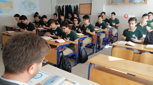 Önce Barış Pınarına katılan Mehmetçike dua ettiler sonra derse başladılar