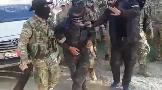 Barış Pınarı Harekatı kapsamında Suriye Milli Ordusu bir teröristi esir aldı