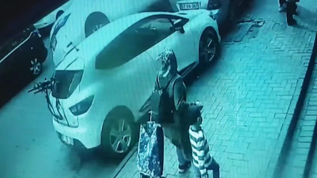 Park halindeki otomobilin lastiğine çarpıp takla attı