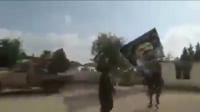 Tel Abyad'da bebek katili Apo'nun posteri yerlerde sürüklendi