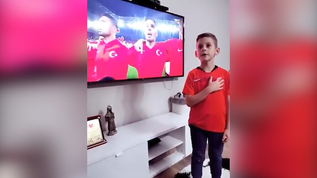 Süper ligin yıldız oyuncusunun oğlunun İstiklal Marşımızı söyledi