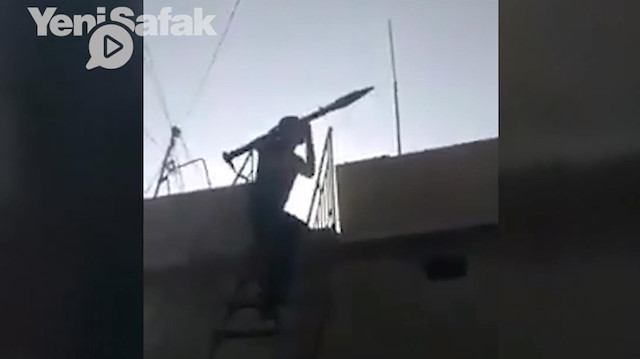 Kamışlı'da sivil kıyafetli teröristin, sivillere ait evin çatısından roketli saldırı anı kamerada