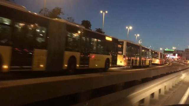 Metrobüs duraklarındaki yoğunluk sürüyor