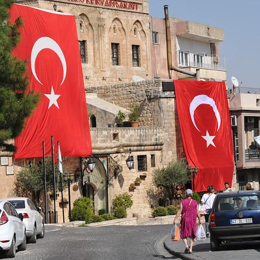 Mardinde vatandaşlar Barış Pınarı Harekatına destek amacıyla ev ve iş yerlerine Türk bayrakları astı