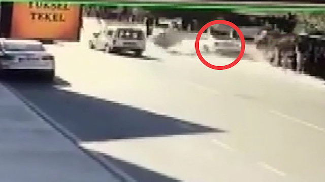 Pendikte bir araç yayaların arasına daldı: 4 yaralı