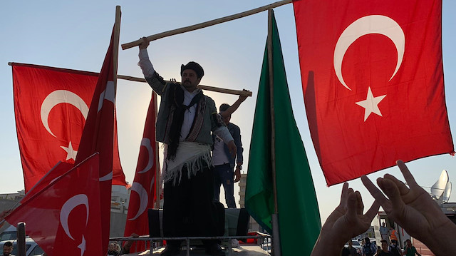 Tel Abyad'ın temizlenmesi Türk Bayraklı konvoylarla kutlanıyor