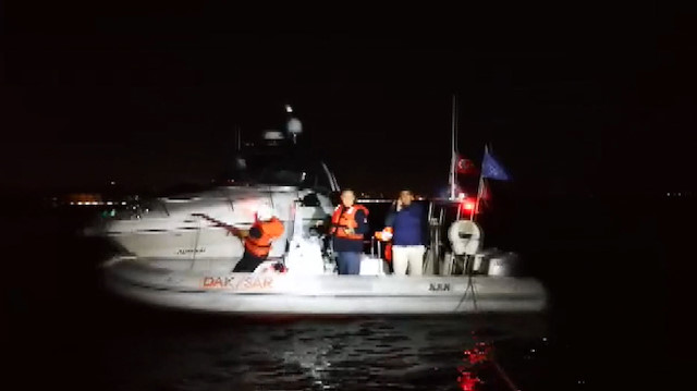Kadıköy'de tekne kurtarma operasyonu kamerada