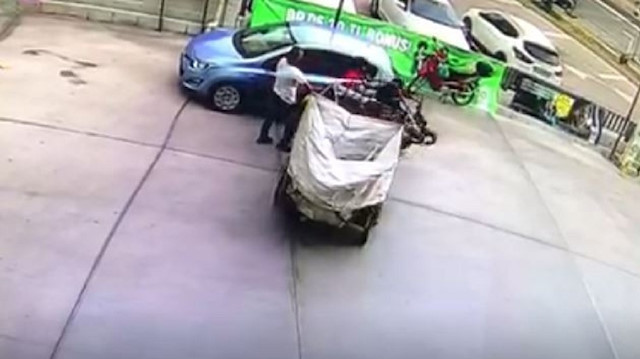 Çalışır durumda bıraktığı motosiklet ortalığı birbirine kattı...O anlar kamerada