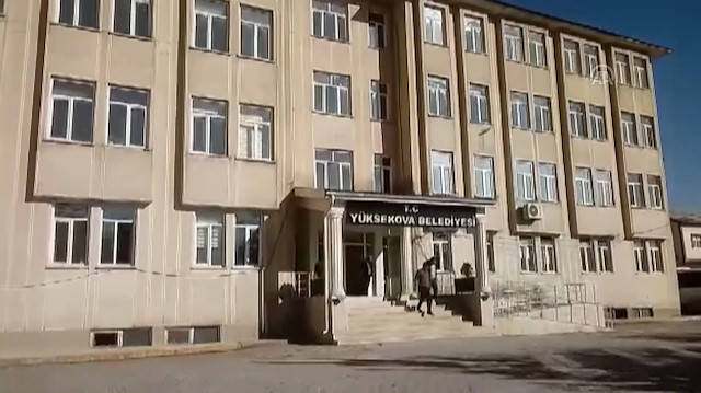Polis ekiplerinden Yüksekova Belediyesi'nde arama