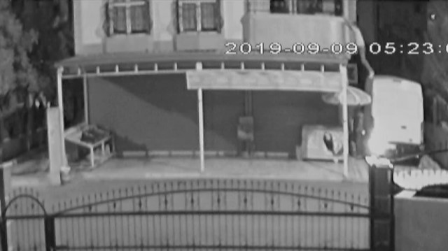 Balkona tırmanarak 3 evi soyan hırsızlar kamerada