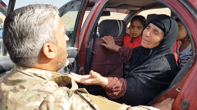 PYD zulmünden kaçan sivilleri Tel Abyad’a dönüşlerinde Milli Ordu karşıladı