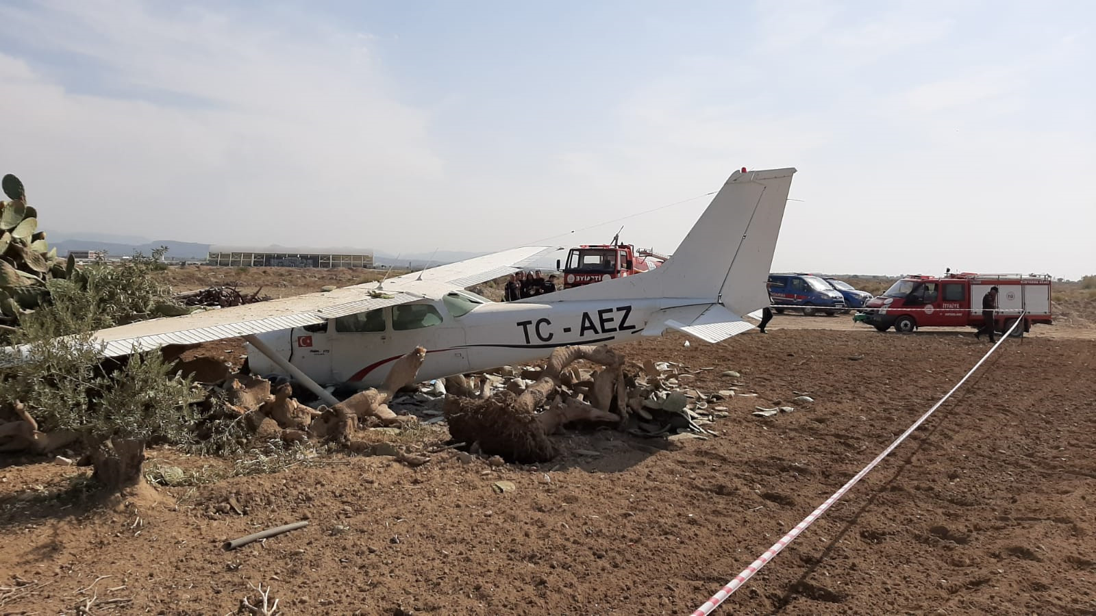 Разбивающая турция. Разбился учебный самолет УИГА. Разбился самолет в Турции. Анталия самолет. Самолет врезался в дома Аньалия.