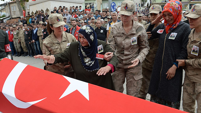 Münbiç şehidi son yolucuğuna Kürtçe ağıtlarla uğurlandı