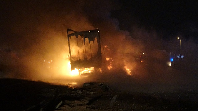 Bariyerlere çarpan TIR alev alev yandı