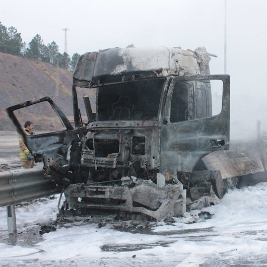 Kuzey Marmara otoyolunda yanan TIR küle döndü