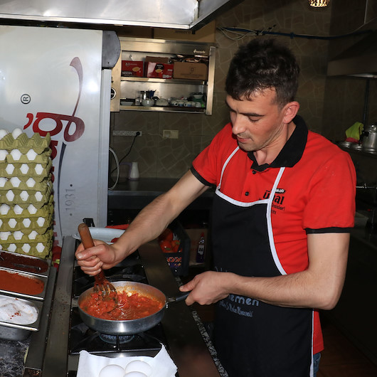 Çakallı menemeni sosyal medyayı salladı: Her gün yemek için 2 bin kişi geliyor