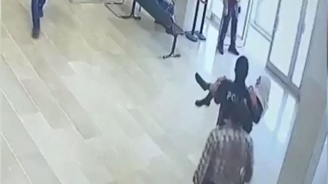 Polis, yürümekte zorlanan yaşlı kadını kucağında taşıdı