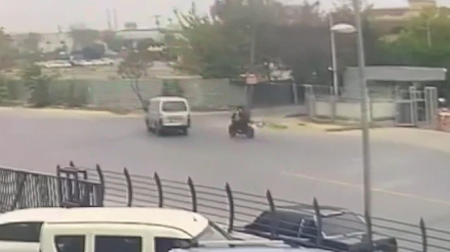 Motosikletin minibüse çarptığı feci kaza kamerada