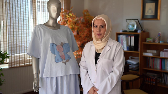 Anne dostu doğum elbisesi: Mahremiyete dikkat ediyor
