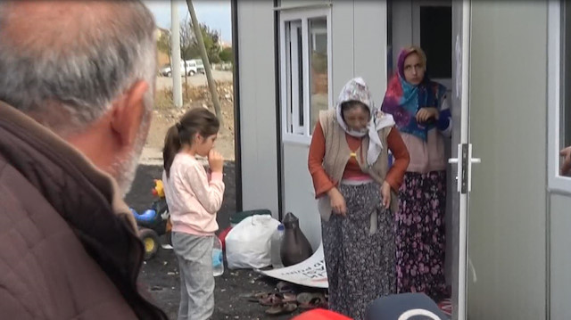 Bir ayda yaşadıkları 3 ev, köy odası yandı, şimdi elbiseleri kendi kendine alev alıyor