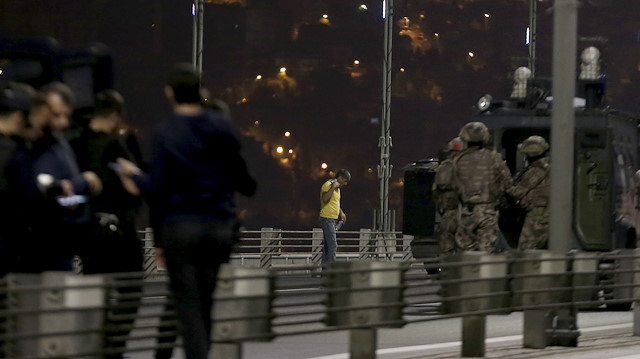 Elindeki silahla 15 Temmuz Şehitler Köprüsü'nde trafiği durdurdu