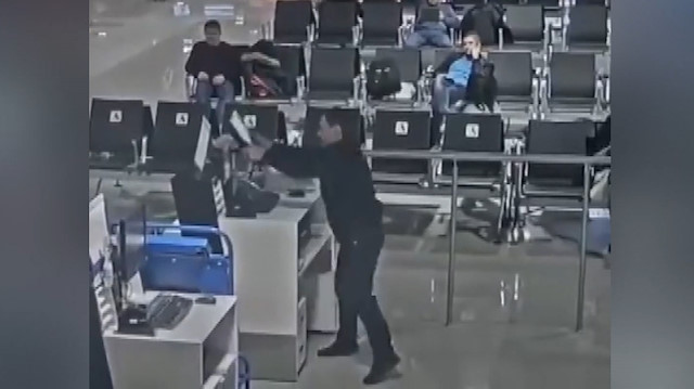 Rusya'da uçağına geç kalan yolcu, havaalanını birbirine kattı