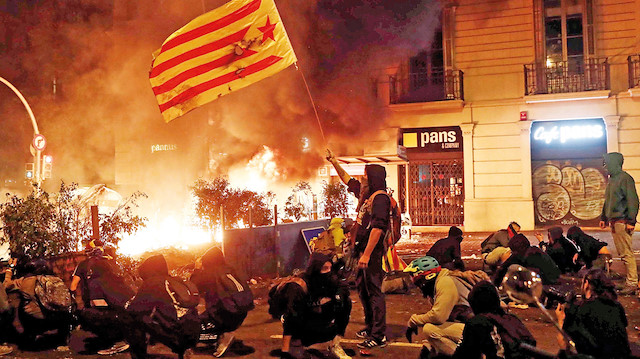 Protestocular Barselona yı ateşe verdiler Barselona - Real Madrid maçı