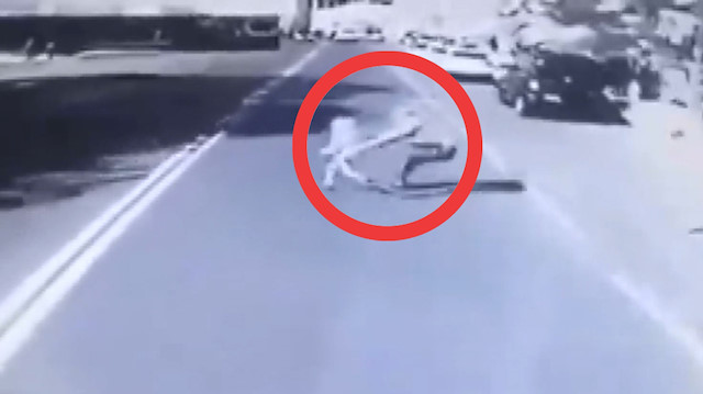Caddeye fırlayan çocuğunu kurtarmak için canından oldu