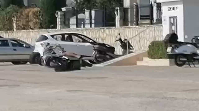 Yaşlı turist alkolün etkisiyle düşe kalka yoluna devam etti